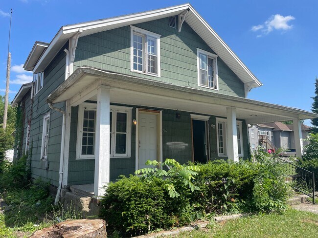 Building Photo - 716 S 14th St