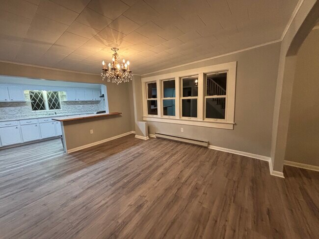 Dining Room plenty of outside light - 39 Cleveland St