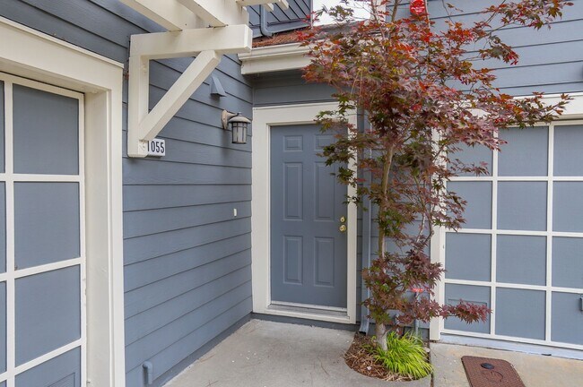 Foto del edificio - 2BR/2.5BA Pet-Friendly Townhome with Loft, Pool & 2-Car Garage | Foster City | YouTube Tour