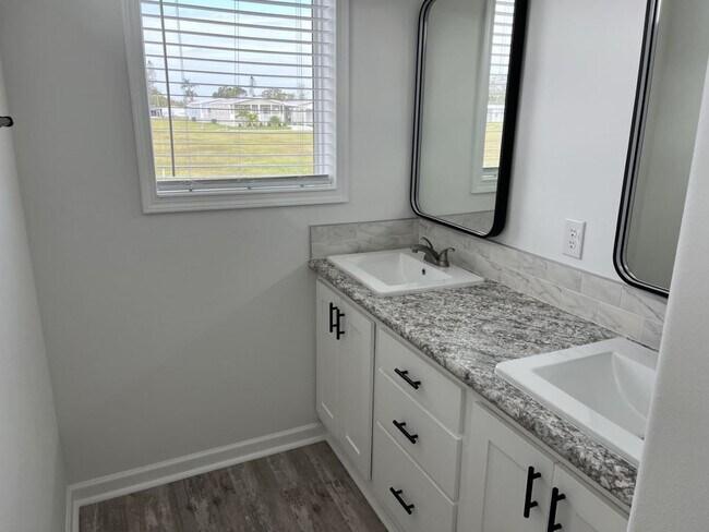 Building Photo - 3539 Vine Trl