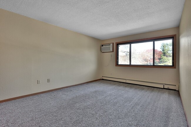 Building Photo - 6001-6023 E Viking Blvd