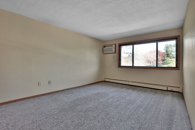 Foto del edificio - 6001-6023 E Viking Blvd