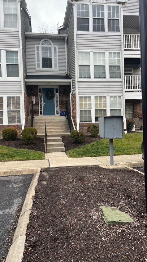 Front - 901 Swallow Crest Ct