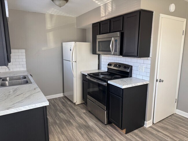 Building Photo - 3656-3658-3658 Clime Rd