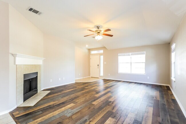 Building Photo - 610 Point Meadow