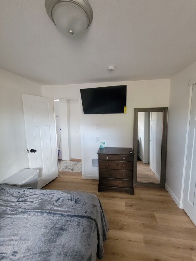 Building Photo - 424 1st Ave E