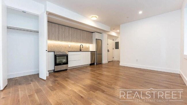 Building Photo - Montrose Avenue