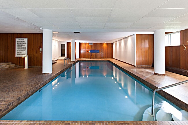 Indoor pool - Jardins Decelles