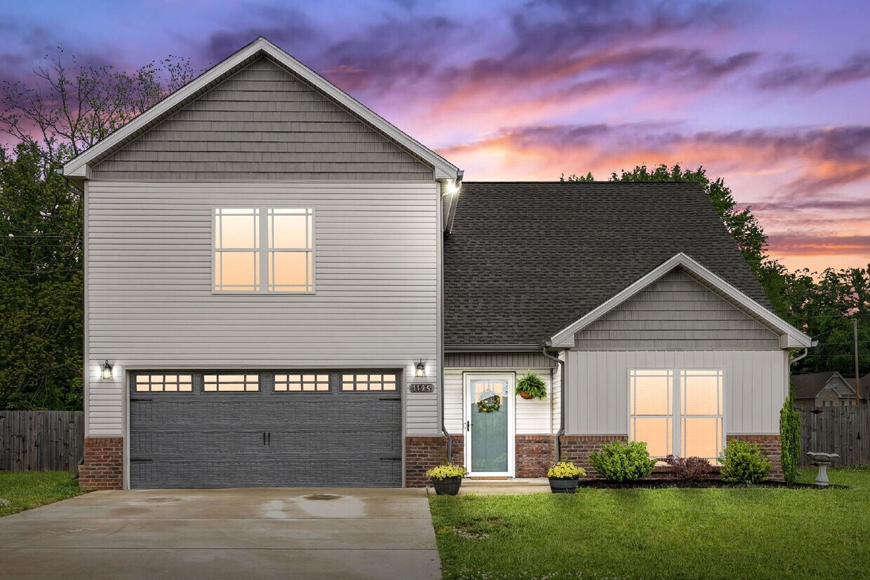 Foto principal - "Charming 3-Bed, 3-Bath with BONUS ROOM Ho...