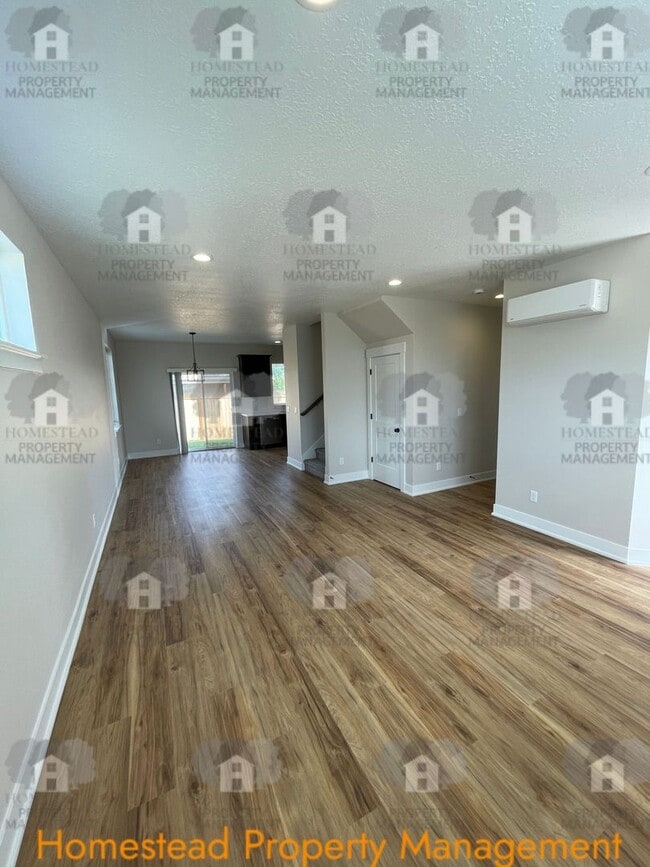 Building Photo - 186-188 SE Lacreole Dr