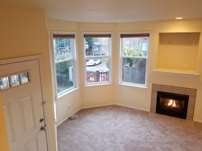 Foto del edificio - Charming Two Bedroom Town Home New Carpets...