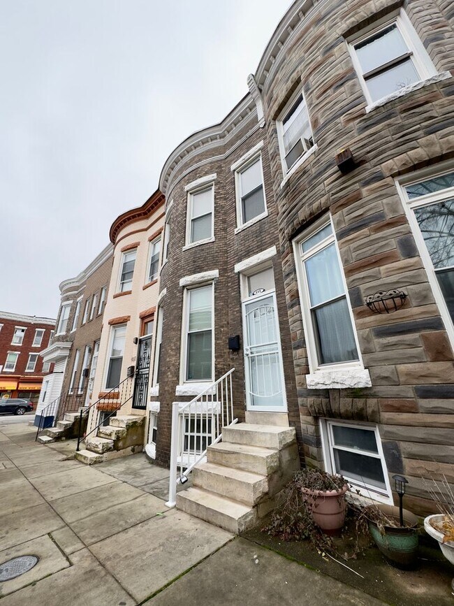 Foto del edificio - Spacious 3-Bedroom Townhome with Modern Am...