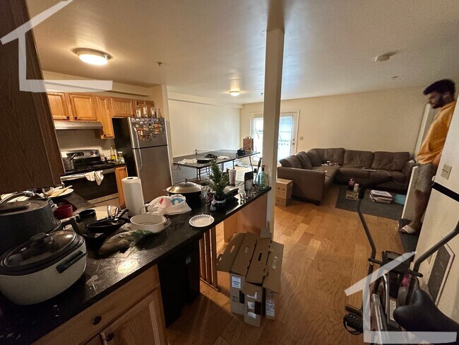 Foto del edificio - Amazing, brand new renovation 4 Bed 4.5 Ba...