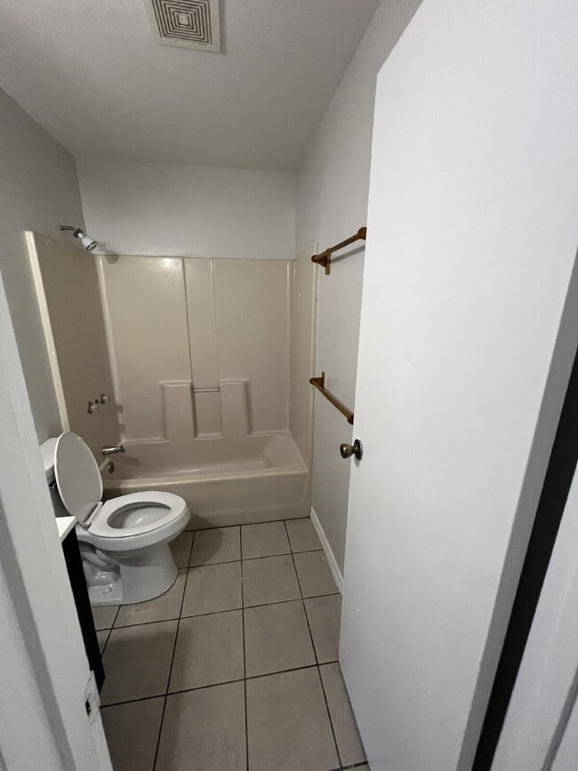 Building Photo - Charming 2BR/1BA in Quiet Alva – Fresh Pai...