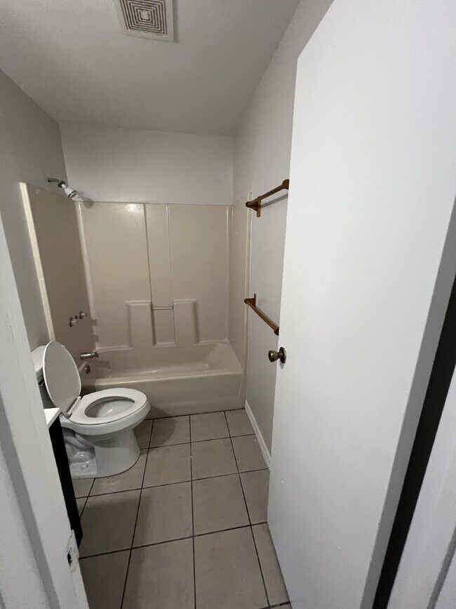 Foto del edificio - Charming 2BR/1BA in Quiet Alva – Fresh Pai...