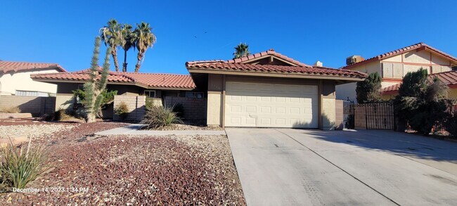 Building Photo - Gorgeous 3bed / 2bath home nestled in a gr...