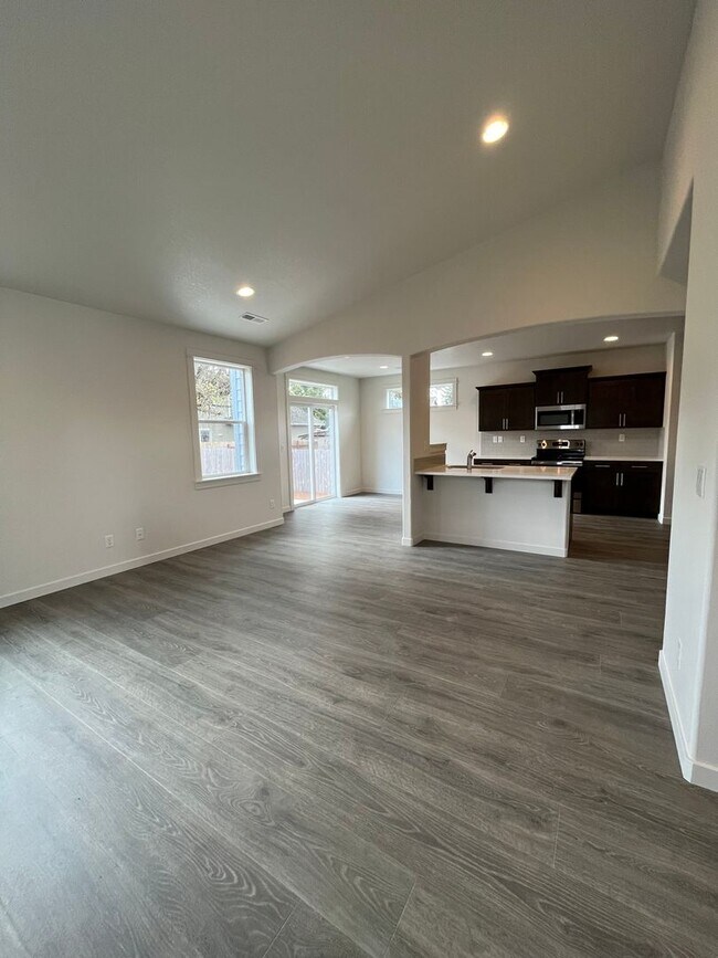 Foto del edificio - 3-bedroom 2-1/2 bathroom home