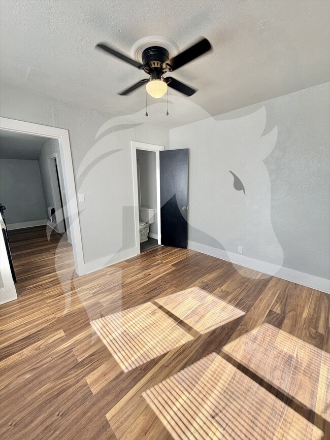 Building Photo - 332 S Pine St