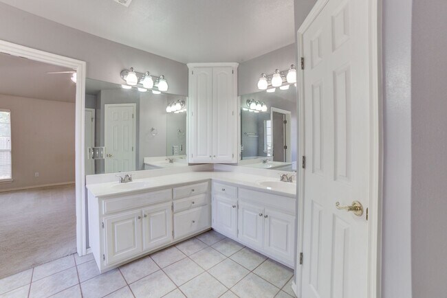 Building Photo - Charming 3 Bed, 2 Bath Home in Prime Owass...