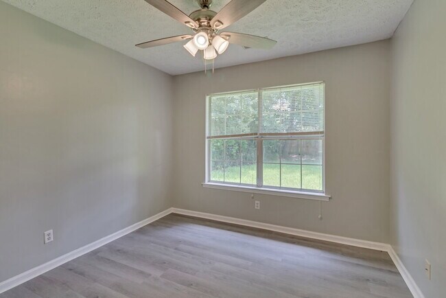 Foto del edificio - Nicely Renovated Ranch in Richmond Hill with Hard Surface Floors Throughout