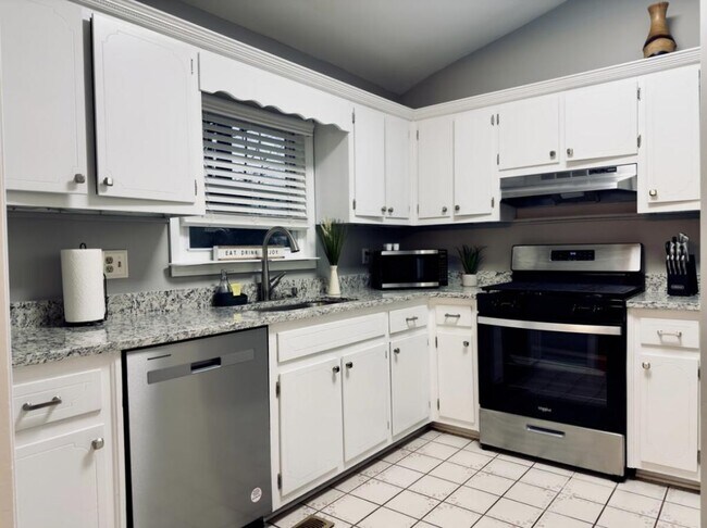 Building Photo - 979 Falcon Crest Dr