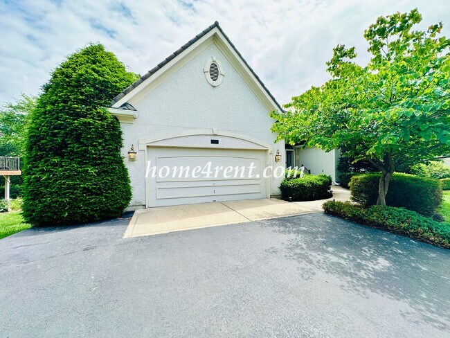 Building Photo - Exceptional 1.5 Story Home in the Prestigious Loch Lloyd Community!