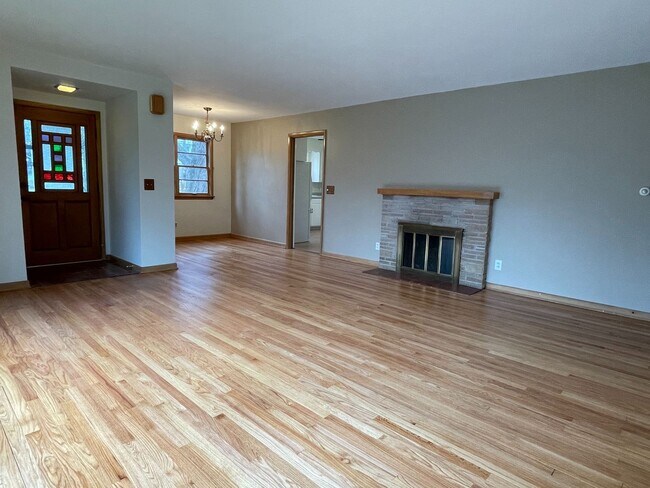 Foto del edificio - Hartland Single Family Ranch Home, 3 Bed, 1.5 Bath, Attached Garage