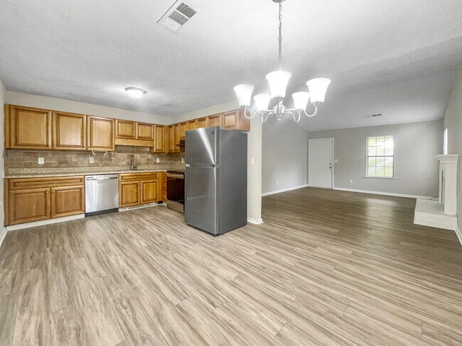 Building Photo - Spacious 3-bedroom, 2-bathroom Duplex in S...