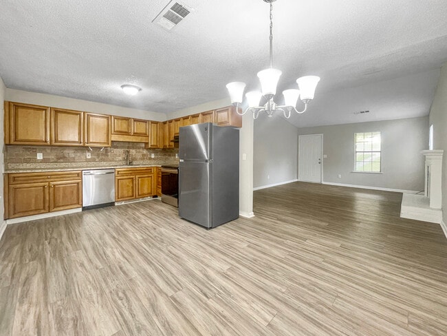 Foto del edificio - Spacious 3-bedroom, 2-bathroom Duplex in S...