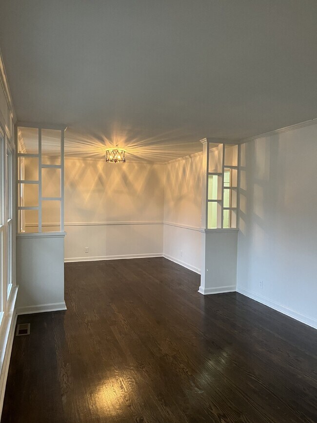 Building Photo - ONE LEVEL BRICK 2 BEDROOMS 1 BATH  GREAT L...