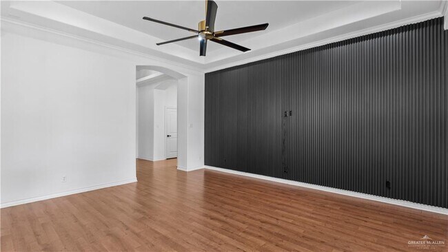 Building Photo - 605 S Excalibur St