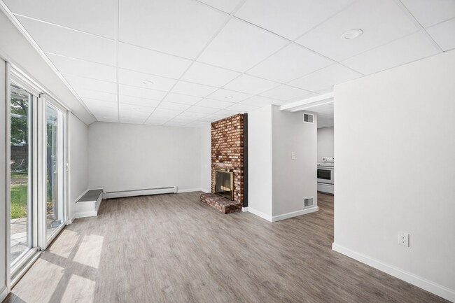 Amplia sala de estar privada con luz natural y acceso directo al exterior. - 16 Miller Rd