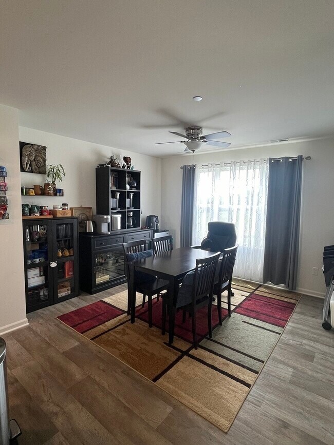 Foto del edificio - 3754 Bissel Dr