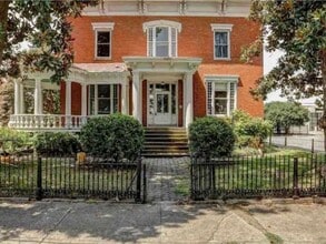 Building Photo - 204 S Market St