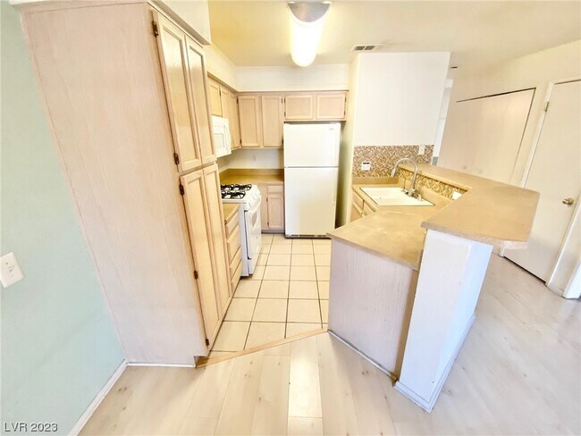 Foto del edificio - 5415 W Harmon Ave