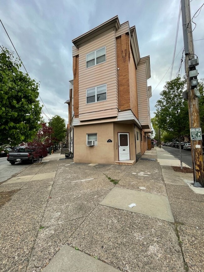 Building Photo - 1121 Tasker St