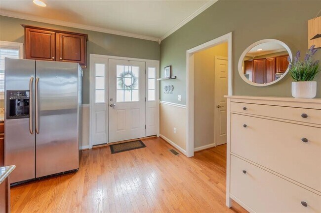 Building Photo - Gorgeous townhome, walking distance to Hol...