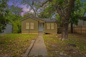 Building Photo - 2206 Rountree Dr
