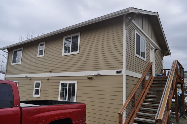 Foto del edificio - 3-Bedroom Duplex Just Blocks from WWU