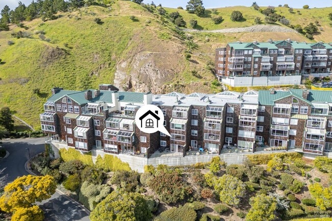 Ubicado en el 2do nivel - 1201 Brickyard Way