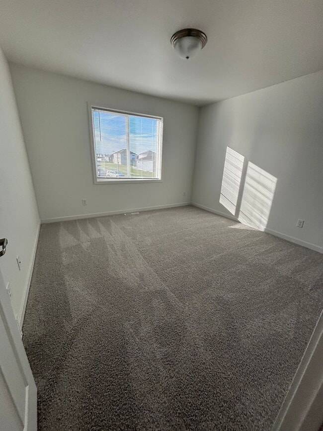 Building Photo - 3 Bed 3 Bath Townhome
