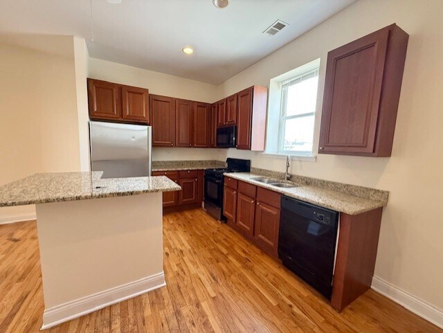 Foto del edificio - 2335 W Lake St