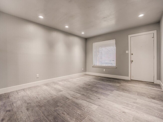 Building Photo - 10743 Lake Gardens Dr