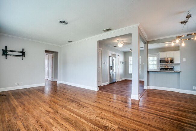Building Photo - Airy and Light 3/2 in Established Dallas Neighborhood For Rent!
