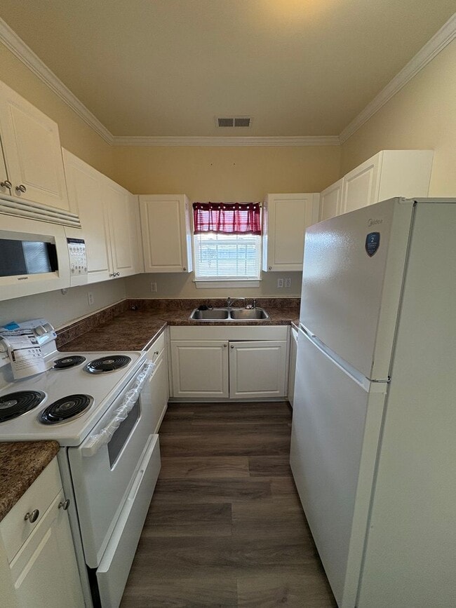 Building Photo - For Rent