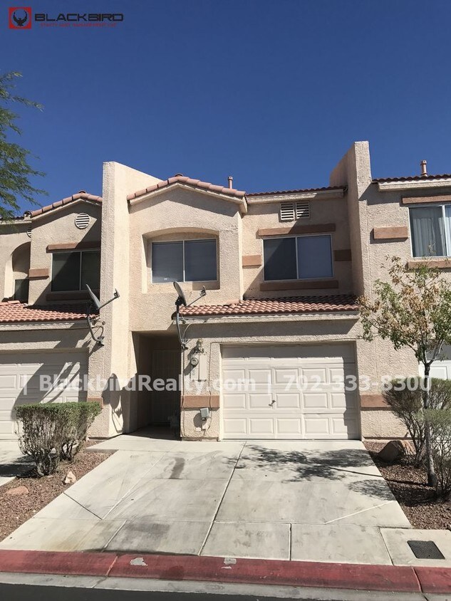 NW 3 Bedroom Gated Community Pool Court Yar Townhouse for Rent in