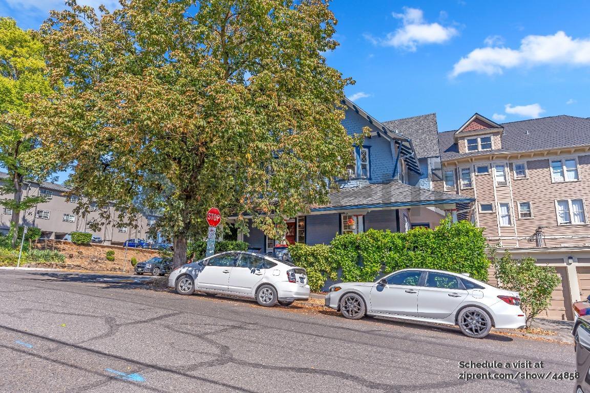 Foto principal - 2391 NW Irving St