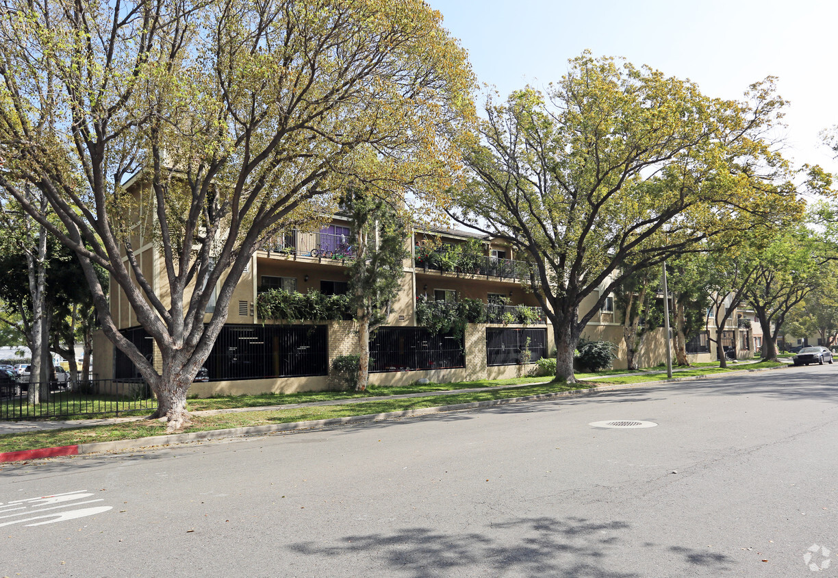 Primary Photo - Wellington Court Apartments