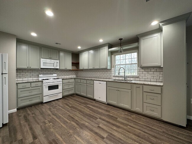 Building Photo - 3-Bedroom / 2-Bathroom House in Hewitt, Texas