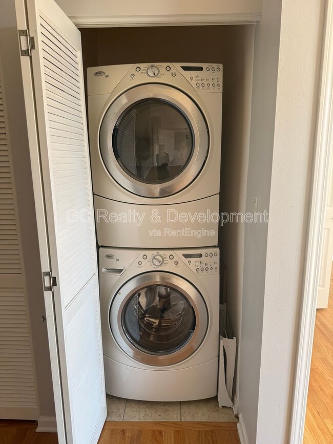 Building Photo - 2520 S Oakley Ave